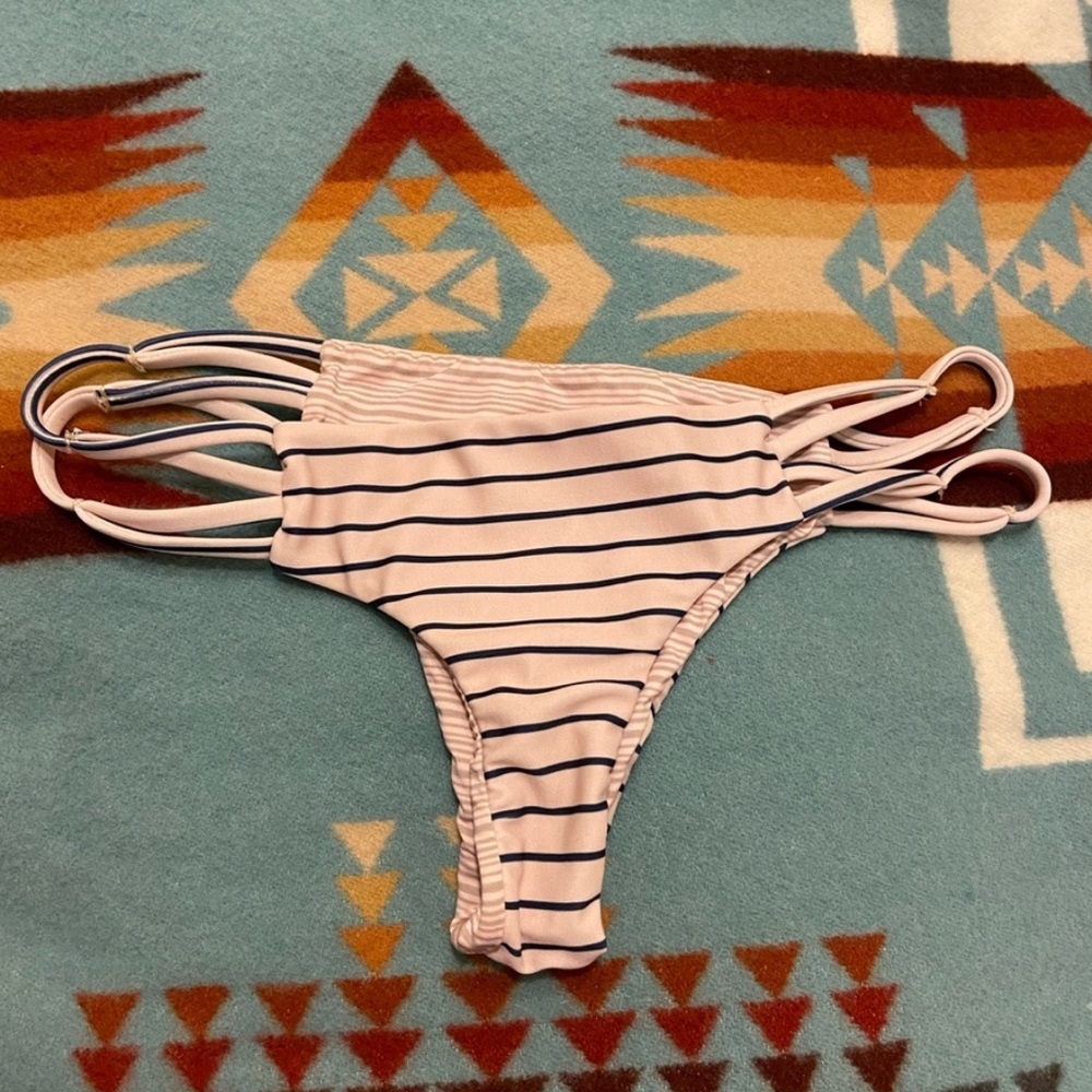 Acacia maui bottoms small
